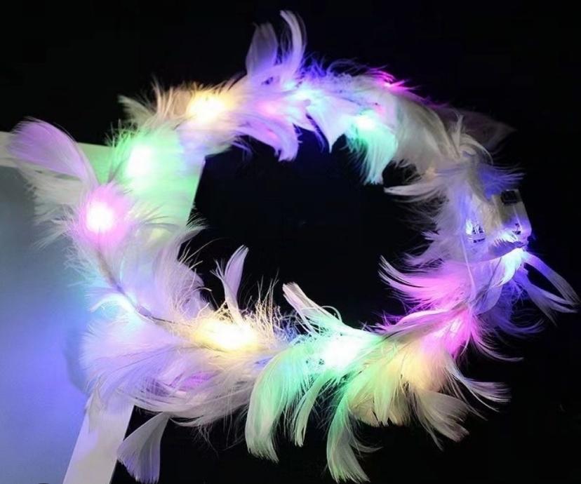 TIARA ANJO C/ PENAS E LED COLORIDO