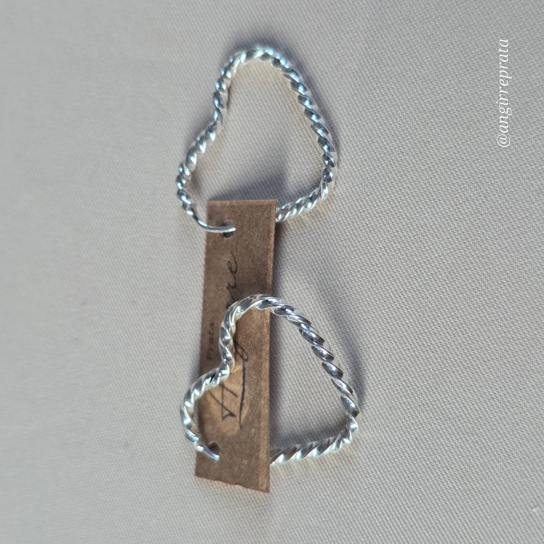 Brinco coração fio torcido, encaixe tam 1,8 x 1,3 cm, prata925