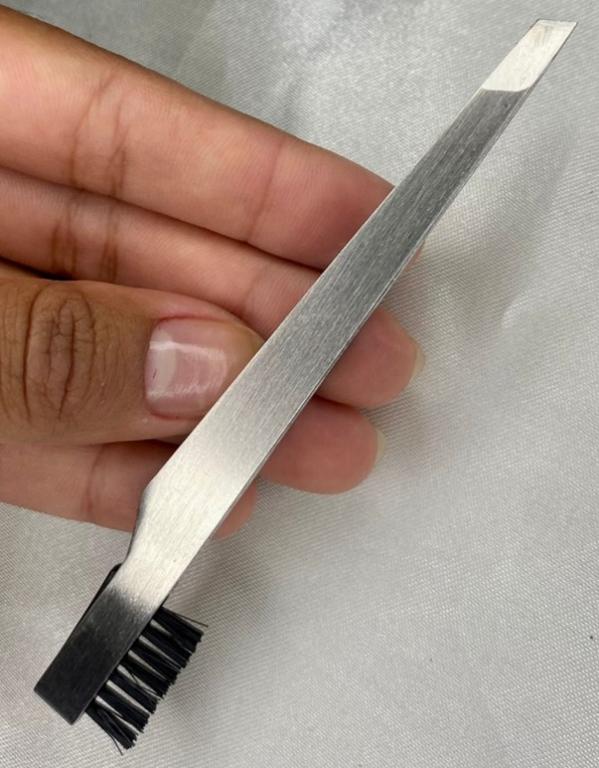 PINÇA CHANFRADA COM ESCOVINHA PARA SOBRANCELHA