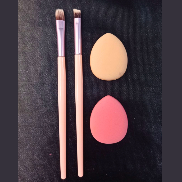 KIT 4 PEÇAS COM 2 PINCÉIS E 2 MINI ESPONJAS PARA PÓ