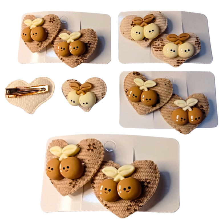 CARTELA PRESILHA COM 2 UN MAÇÃ TECIDO 3,5 X 3 CM