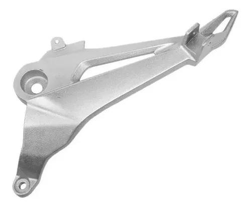SUPORTE PEDALEIRA TRAS ESQ TITAN150 ESD 04-08