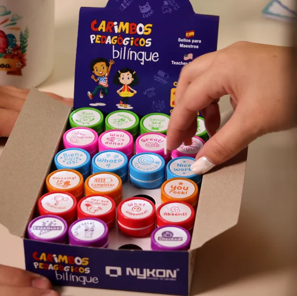 KIT CARIMBO COLORIDO PEDAGOGICO BILINGUE NYKON C/ 24 PECAS