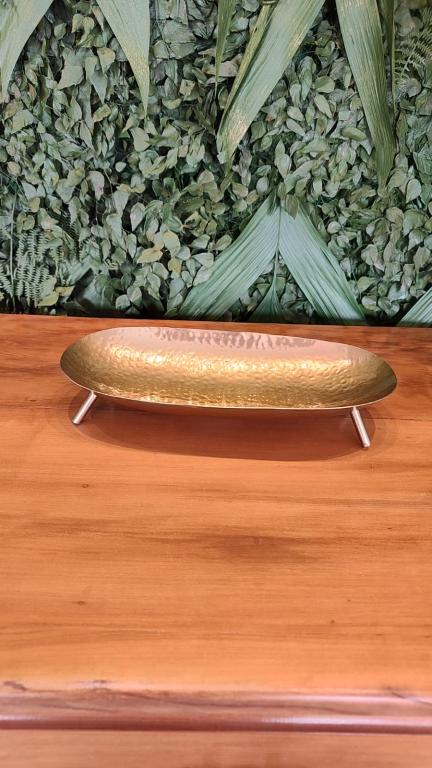Centro de Mesa Dourado com Pé Martelado 14x30