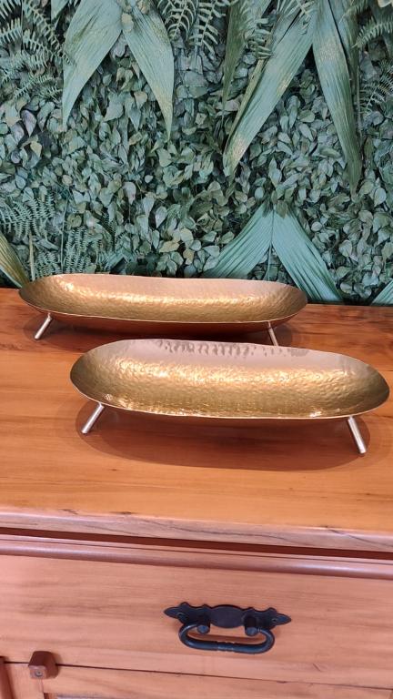 Centro de Mesa Dourado com Pé Martelado 17x40