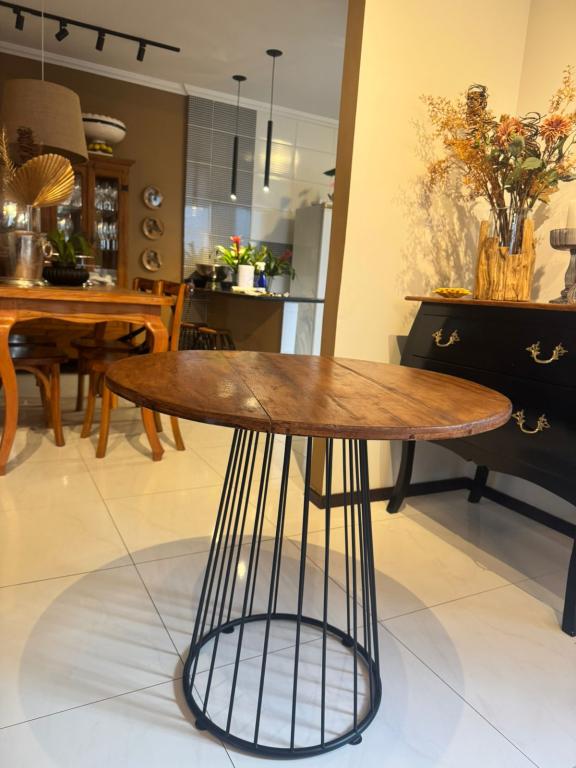 Mesa de Madeira Pé de Ferro 80cm