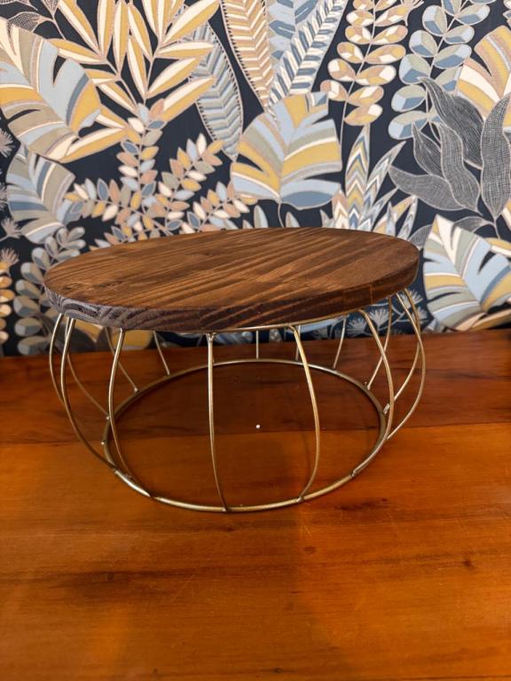 Boleira Rustica Redonda Pé Dourado 30cm