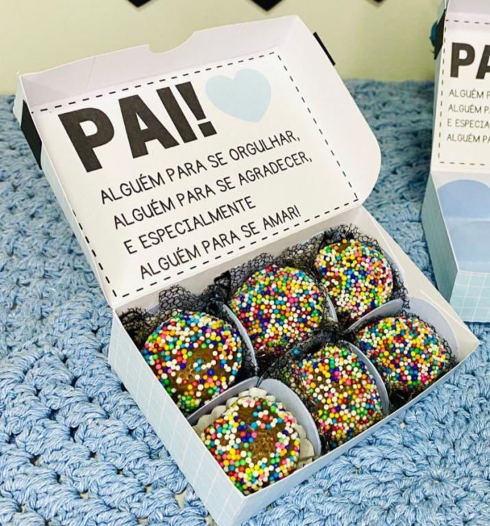 CAIXA P/6 BRIGADEIROS COM FRASE DIA DOS PAIS