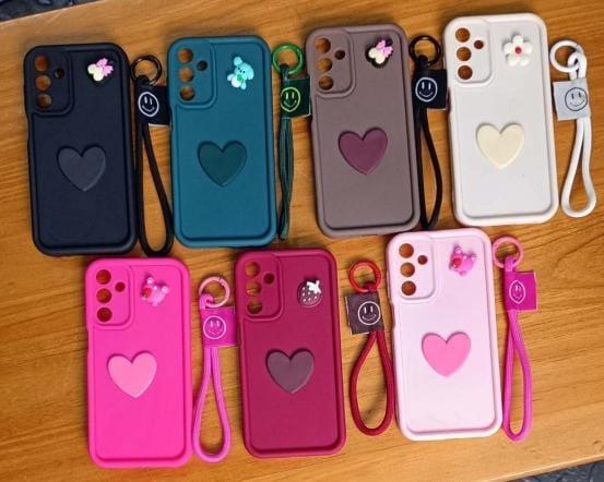 Capa Emborrachada com desenho relevo e corda salva celular