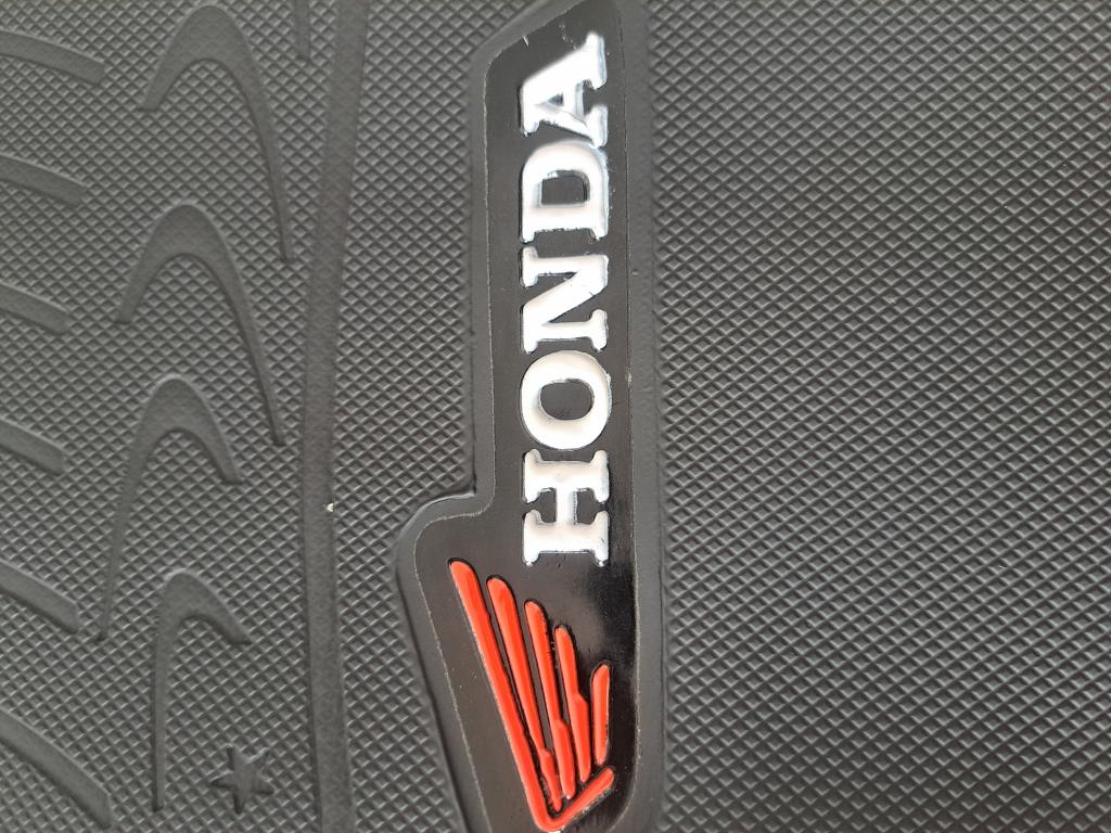 capa banco antd. titan honda branco asa verm.