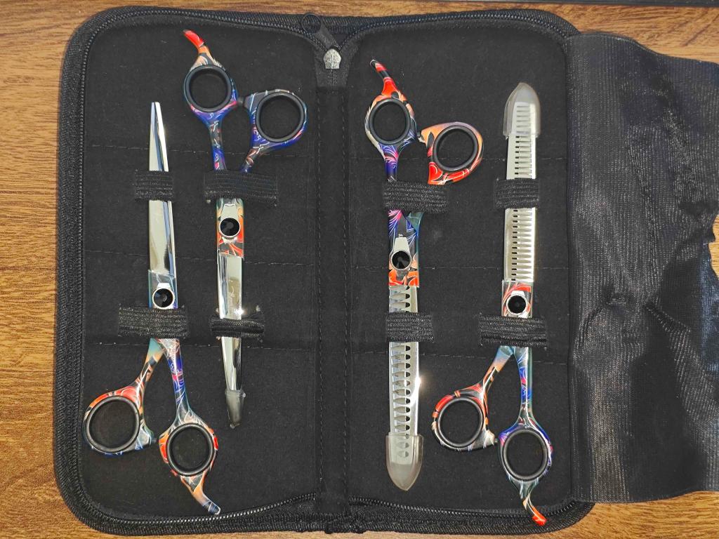 KIT TESOURA CABO COLOR 7'' AÇO 420 + ESTOJO PRETO PARA 4 TESOURAS - MARYAM TRADING