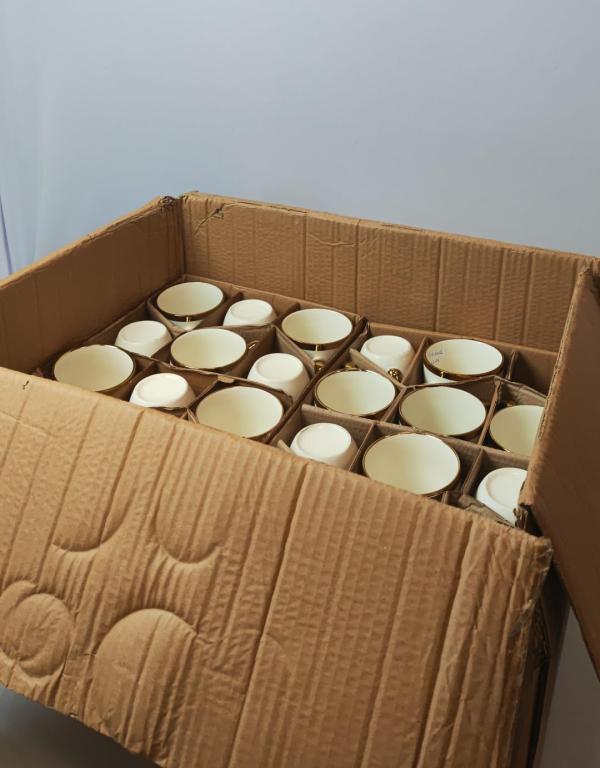 A Caneca Porcelana de Borda e Alça Dourada STR001, Caixa c/72 UN, colocar no carrinho somente múltiplos da caixa.