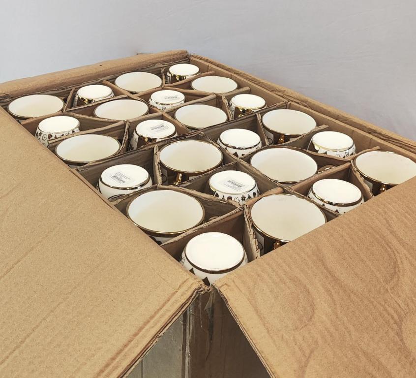 A Caneca de Porcelana com Coração Dourado STR020, Caixa c/72 UN, colocar no carrinho somente múltiplos da caixa.