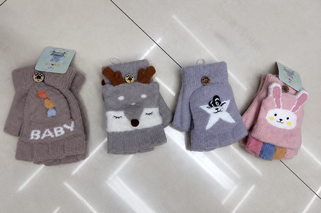 F Luva Baby Friends Peluciada MF-BS-6449