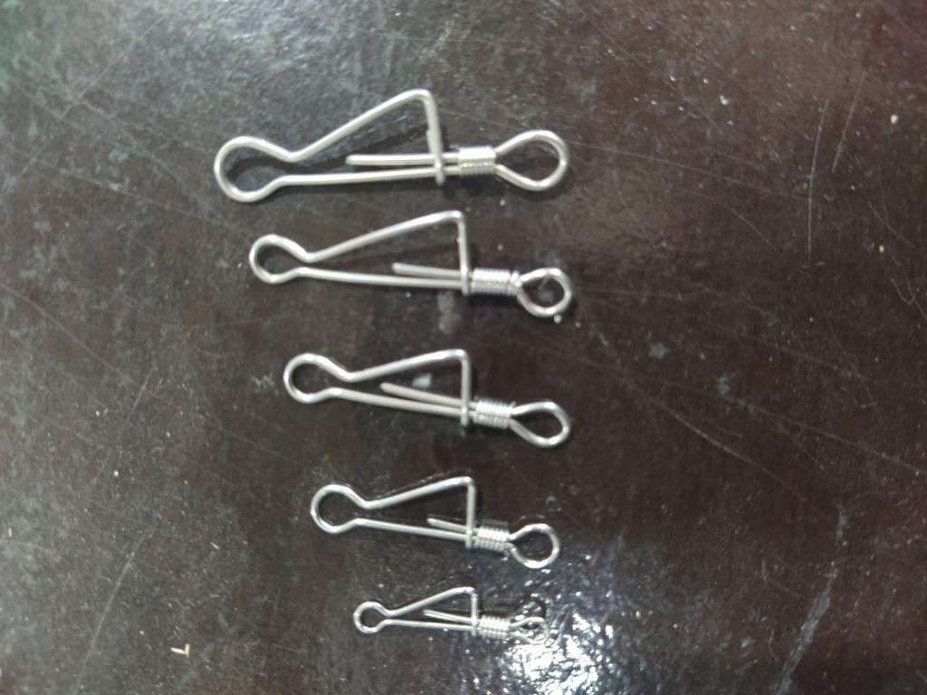 GRAMPO OU PRESILHA DE AÇO INOX COM MOLA REF:  02  CARTELA C/ 10 PÇ