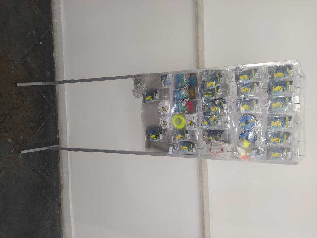 DISPLAY DE ARTIGOS DE PESCA COM 30 PINOS COM 322INTENS E 3KILO DE CHUMBO E 6 PUÇA COMPLETO ( DISPLAY GRATÍS )