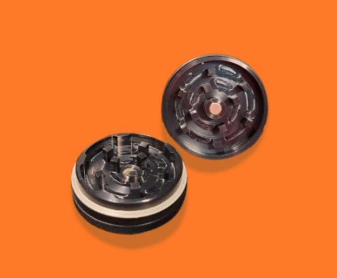 DICHAVADOR DE METAL PODEROSO SQUADAFUM PRETO 2 PARTES 51mm