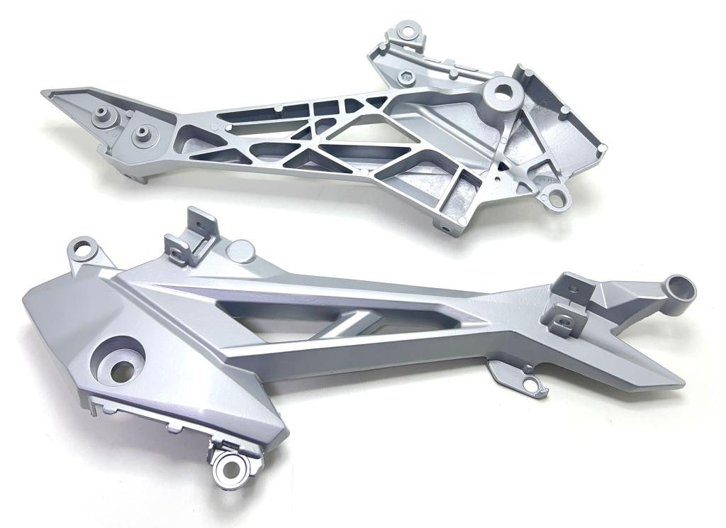 SUPORTE PEDALEIRA TRASEIRA (BACALHAU ALUMINIO LADO DIREITO) CB 250F 16-23 TWISTER PRATA EMBUS