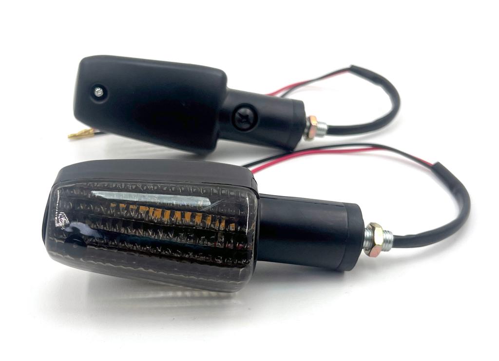 PISCA LED SEQUENCIAL TITAN 2000 KS/ES/FAN 125 00-0 8/TITAN 150 04-08/TWISTER 250 02-08/CB 300R 09-15 FUMÊ LADO UNIVERSAL