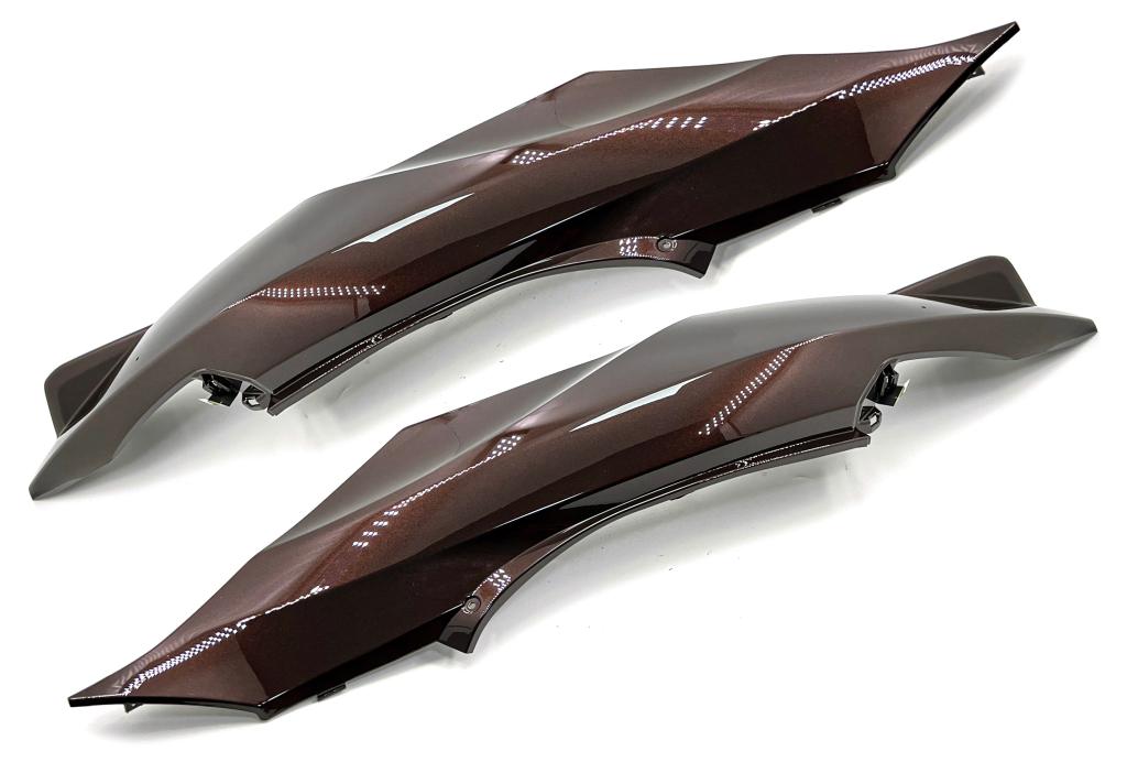 TAMPA LATERAL TRASEIRA PCX 150 2017-2018 MARRON DI R/ESQ. (PAR) EMBUS