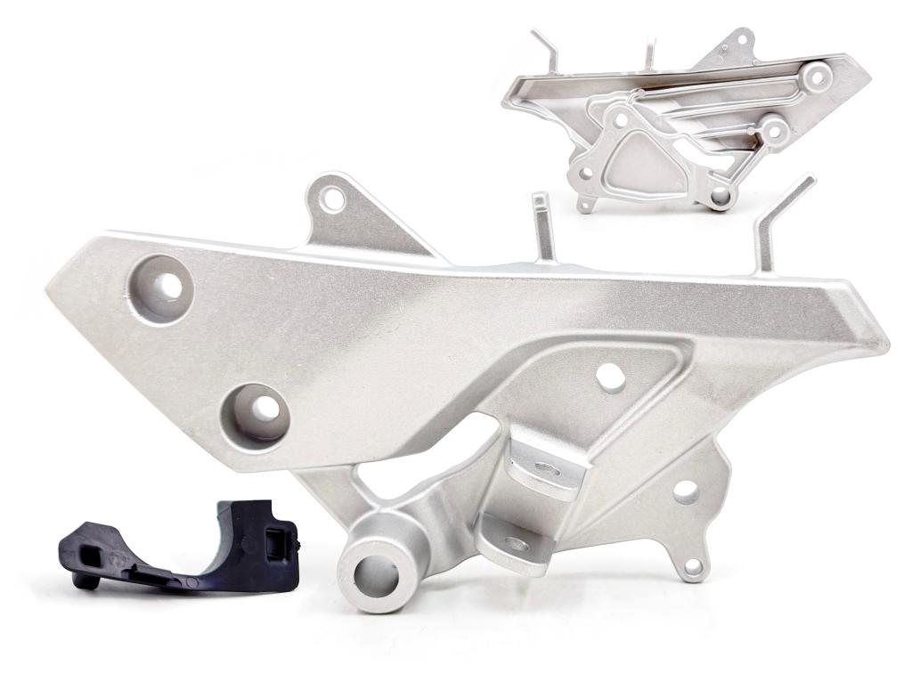 SUPORTE PEDALEIRA TRASEIRA (BACALHAU ALUMINIO) DIREITO FZ15 ABS 23-26 PRATA EMBUS