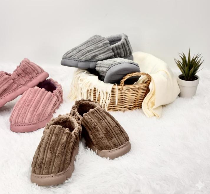 P - Pantufa Fem. Fechada Ref: CV-208 Pac c/ 30 UN Diversas Cores.