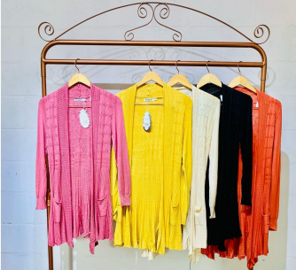 J - Cardigan Fem. Longo Bolsos Ref: WY8823 Pac c/ 24 UN Diversas Cores.