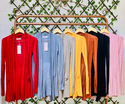 J - Cardigan Fem. Longo Tricot Canelado Ref: M1848 Pac c/ 24 UN Diversas Cores.