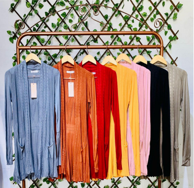 J - Cardigan Fem. Longo Tricot Canelado Ref: M1848 Pac c/ 24 UN Diversas Cores.
