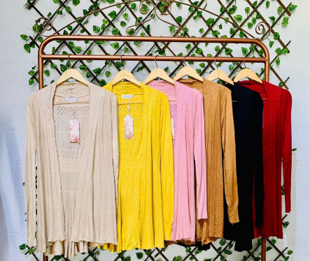 J - Cardigan Fem. Longo Tricot Vazado Ref: HY161 Pac c/ 24 UN Diversas Cores.