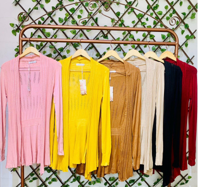 J - Cardigan Fem. Longo Tricot Vazado Ref: HY165 Pac c/ 24 UN Diversas Cores.