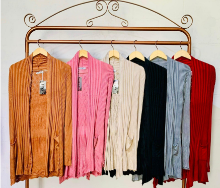 J - Cardigan Fem. Longo Tricot Canelado Ref: CM1180 Pac c/ 24 UN Diversas Cores.