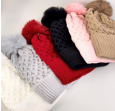 R - Touca Fem. Forrada Tricot com Pompom Ref: AO2411 Pac c/ 24 UN Diversas Cores.