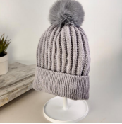 R - Touca Fem. Forrada Tricot com Pompom Ref: 38764-9 Pac c/ 24 UN Diversas Cores.