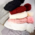 R - Touca Fem. Forrada Tricot com Pompom Ref: 38764-11 Pac c/ 24 UN Diversas Cores.