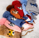 R - Touca Infantil Tricot com Pompom e Estampa Ref: 38764-16 Pac c/ 24 UN Diversas Cores.