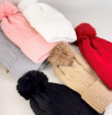R - Touca Fem. Forrada Tricot com Pompom Ref: AO2412 Pac c/ 24 UN Diversas Cores.