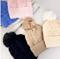 R - Touca Infantil Tricot com Pompom Ref: AO2414 Pac c/ 24 UN Diversas Cores.
