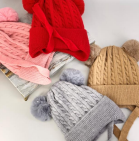 R - Touca Infantil Tricot com Duplo Pompom Ref: AO2429 Pac c/ 24 UN Diversas Cores.