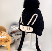 R - Touca Infantil Tricot Coelhinho com Pompom Ref: AO2426 Pac c/ 24 UN Diversas Cores.