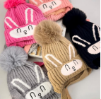 R - Touca Infantil Tricot Coelhinho com Pompom Ref: AO2426 Pac c/ 24 UN Diversas Cores.