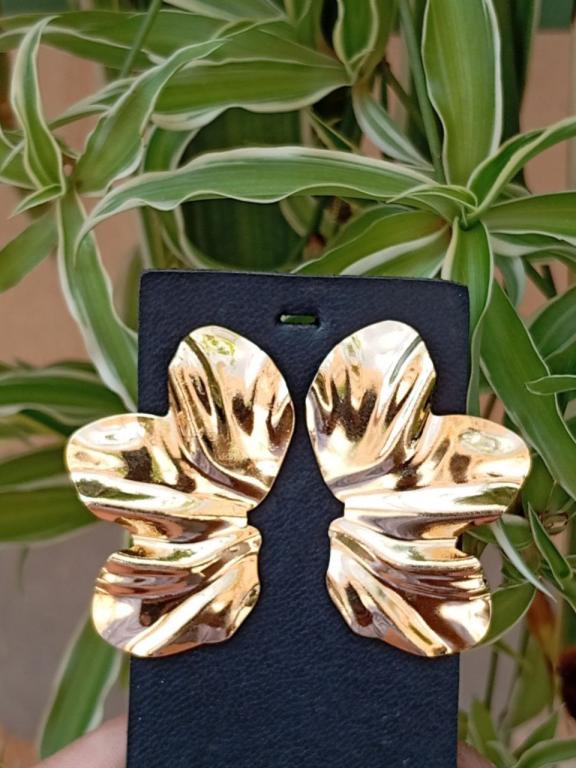 BRINCO MEIA FLOR MARTELADA