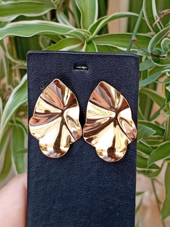 BRINCO PÉTALA GOTA MARTELADA